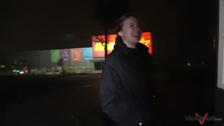 Hei, katso tätä söpöä tyttöä työskentelemässä kyrvää pakettiautossa