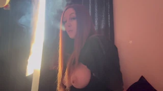 Italienische Riesen-Titten-MILF Artemisia Love raucht und zeigt Möpse