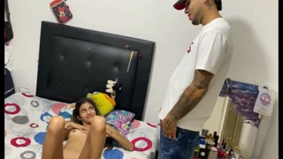 Я не можу не дивитися, як моя близька подруга тре її туге 18+ місце