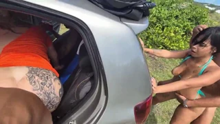 oj, vi stannade bilen mitt på vägen för att knulla dom heta tjejerna!