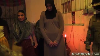Muslimsk hijab-18+ soldat kler av uniform for petite hærknull