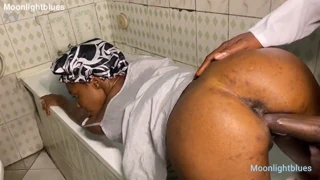 കുളിയിൽ പ്ലംബറുടെ വലിയ കുണ്ണ ലസ്സിൽ ഒറ്റത്തവണ ഫക്ക്