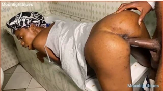 Луда за секс чука големия член на водопроводчика в банята веднъж