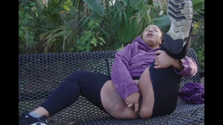 Ebony vixen udari svojo pičko trdo na javni klopi!
