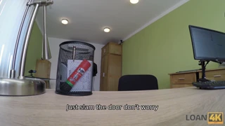 LOAN4K. Očaravajuća brineta mijenja doggystyle za dodatni novac