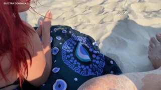 Diese kleine Rothaarige ist sehr heiß, sie machte das mit mir am Strand