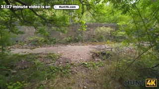 HUNT4K. Brunetă rusă înșală cu străin pentru plăcere anală publică