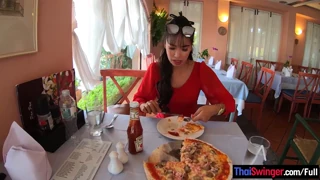 Namorada Amadora Tailandesa Peituda Faz Boquete Excitado e Foda Selvagem Por Cima!