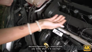 Non ci credo, Texas Patti scopa sulla mia auto mentre lui guarda