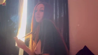 Italiensk Artemisia Love med store pupper røyker sigarett i fetish solo økt
