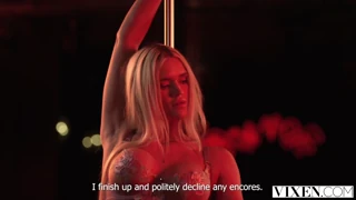 VIXEN Yıldızları Era Queen ve Ema Karter, Göğüslü Sarışın Dansçılar, Bir Şanslı Sikle Paylaşıyor