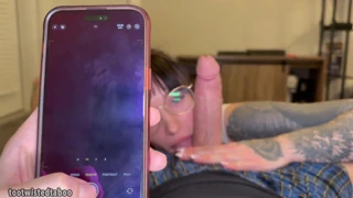巨尻カップルが古いセックス写真再現POVバック