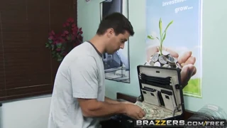 Brazzers trae grandes tetas en el trabajo con Yurizan Beltran y Ramon
