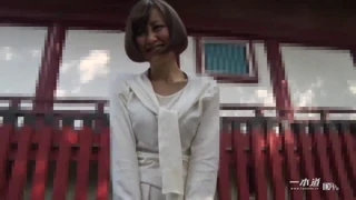 Ana Kozues søde smil lyser på dampende varm kilde bilrejse