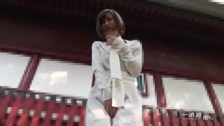 لبخند جذاب آنا کوزو در سفر گرم ماشین به چشمه آب گرم می‌درخشد