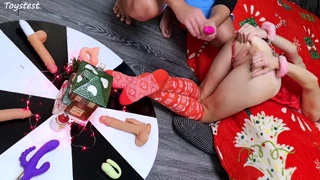 Hey, wildes SEXperiment mit Weihnachtsspielzeugen, zierliche 18+ Schönheit!