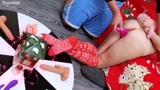 헤이, 크리스마스 장난감으로 이 야생 섹스퍼먼트 해보자, 작은 18+ 베이비!