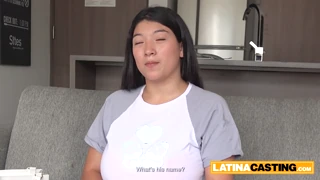 Latinska amaterica sa ogromnim sisama duboko gutlja veliki kurac pušenje
