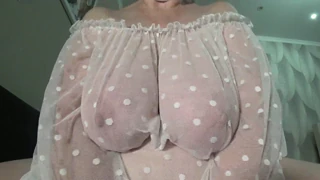 Gusto mo bang makita ng malapit ang malaking bagong suso ng MILF na ito?