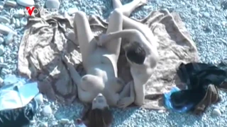 Strand Voyeur: Hed Babe Med Store Naturlige Titter Giver Mund På Offentlig Strand 💦