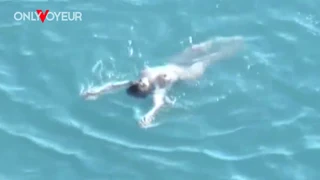 Plaj voyeur, sıcak güzellik büyük doğal göğüslerle halka açık plajda oral yapıyor