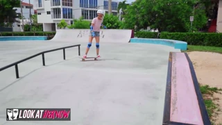 apró 18+ szőke skater lány Alice Pink vágyik durva verésre - nézd most
