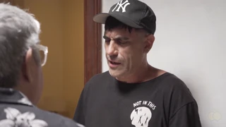 Pošljem moža oralno na dostavljalca pice, medtem ko gledam njegovo veliko rit pobijano