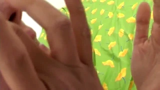 헤이, 이 밀프 슬럿이 박기 전에 자지 빠는 거 볼래?