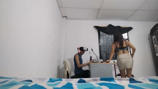 Hei, hvorfor danser denne busty jenta så varm i mitt sted på VR?