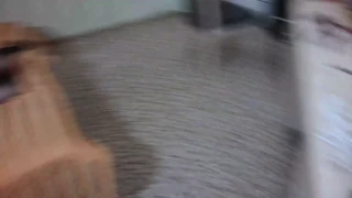 Gebundene Schönheit im Hotelzimmer - Mit weißen Seilen gefesselt in Ego-Perspektive