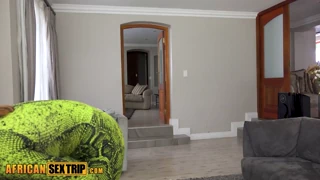 Wow! Velike sise nubijska učiteljica svlači se za požudnog bijelog studa!