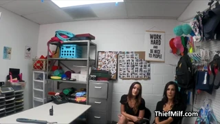 Wow, STRIP SEARCH wird heißer Dreier mit geilen Brünetten!