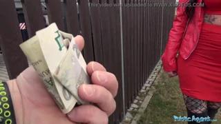 Vau, Javni agent tuče velike sise i tetovaže napolju!