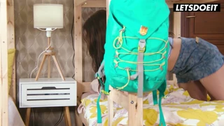 Emoții intense erup când fata australiană cu fund mare Atlantis Deep o seduce pe colega ei de cameră într-o futaiune pasională hardcore în aventuri de hostel ornit