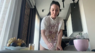 مرحبا، برونيت رياضية مثيرة تفعل الأعمال المنزلية بدون ملابس داخلية