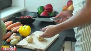 Fakehub - Cena Ringraziamento diventa selvaggia con MILF arrapata seduce per anale profondo e creampie