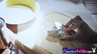 Natural ebony teen 18+ Victoria Antoinette tira roupa cozinhando
