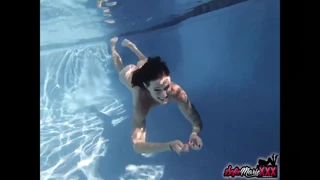 Diosa MILF Sofie Marie corrida interna en sexo en piscina al aire libre... ¡Oh no!