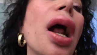 라라가 더러운 기분이 들면서도 전문적으로 자지를 다루고 정액을 엉덩이에 바르다