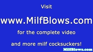 풍만한 밀프 딥 cocksuck 삼키고 입안 사정 POV