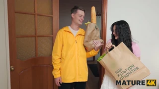 MATURE4K: Burta sexy a lui Amelia Ost aprinde pasiunea threesome sălbatic