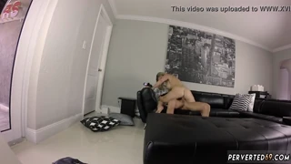 HD velká prsa milfka Cory Chase v šíleném gauč sexu
