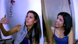 Samia Duarte แสดงในกลุ่มสามคนมือสมัครเล่นสุดแรง สวมชุดชั้นในและถุงน่องบนเตียง