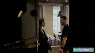 Ali LadyLyne zapelje svojega novega soseda s popolnimi krivuljami?