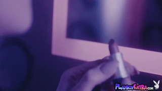 أووه شقراء أميليا 18+ الطبيعية تغري بثدييها الصغيرين عارية على البار