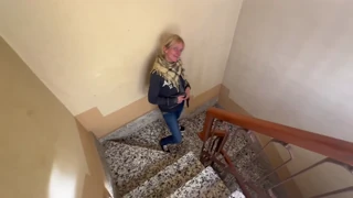 Soție Fierbinte Prinsă Sugând Vecinul în Camera de Spălătorie pentru o Gură de Spermă