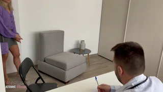 Keményen vertem a ribanc beteget a vizsgálóasztalon