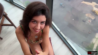 建設現場での公開ピックアップが激しくなり、ロブスター宴後ホテルで美女が激突