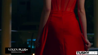 Jo, Bella Spark má šílené anál schopnosti v divokém TUSHY špionážním filmu!