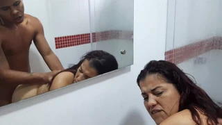أشعر بالإرباك لرؤية جمال كولومبية بثديين كبيرين في الدش